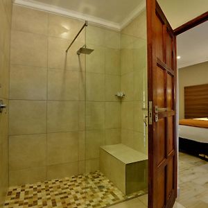 Deluxe Double Room Shower